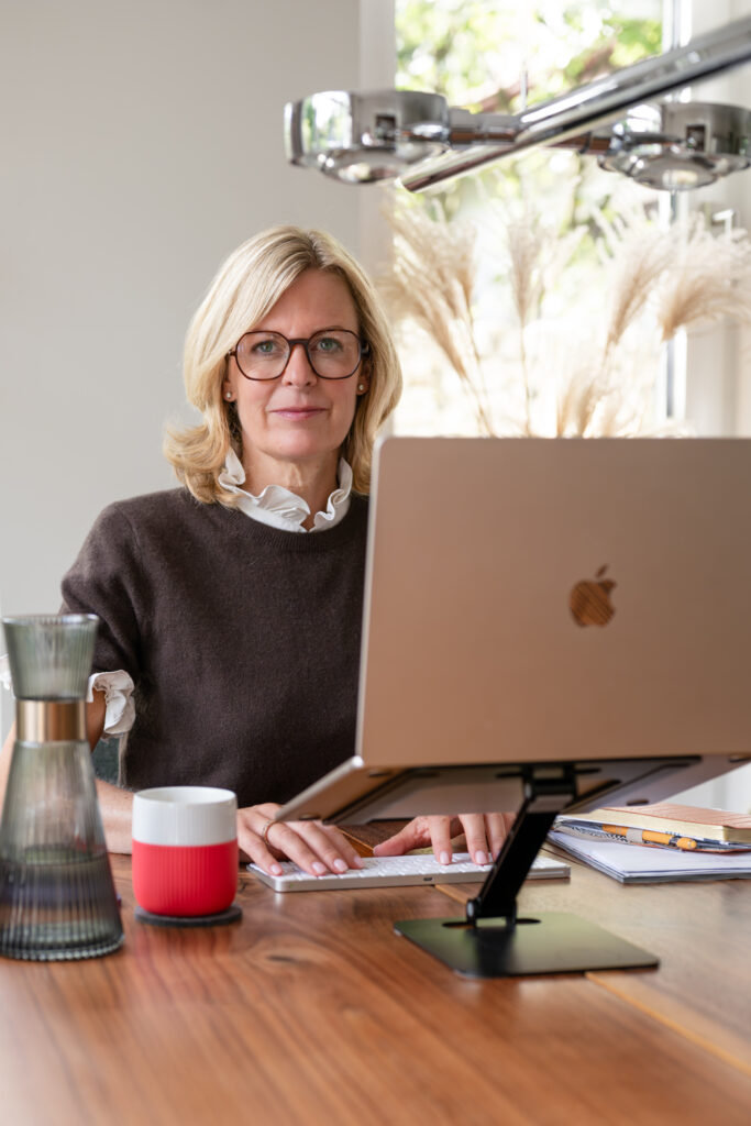 Corinna Starcke am Laptop an ihrem Schreibtisch